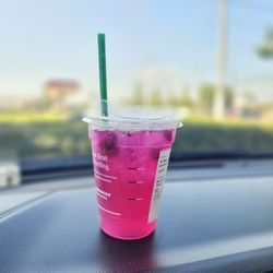 Starbucks - Mango Dragonfruit Refresher