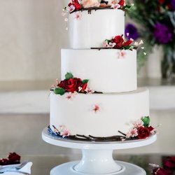 Studio Cake - The full cake as it was delivered to our venue. Credit: Michelle Chang Photography.