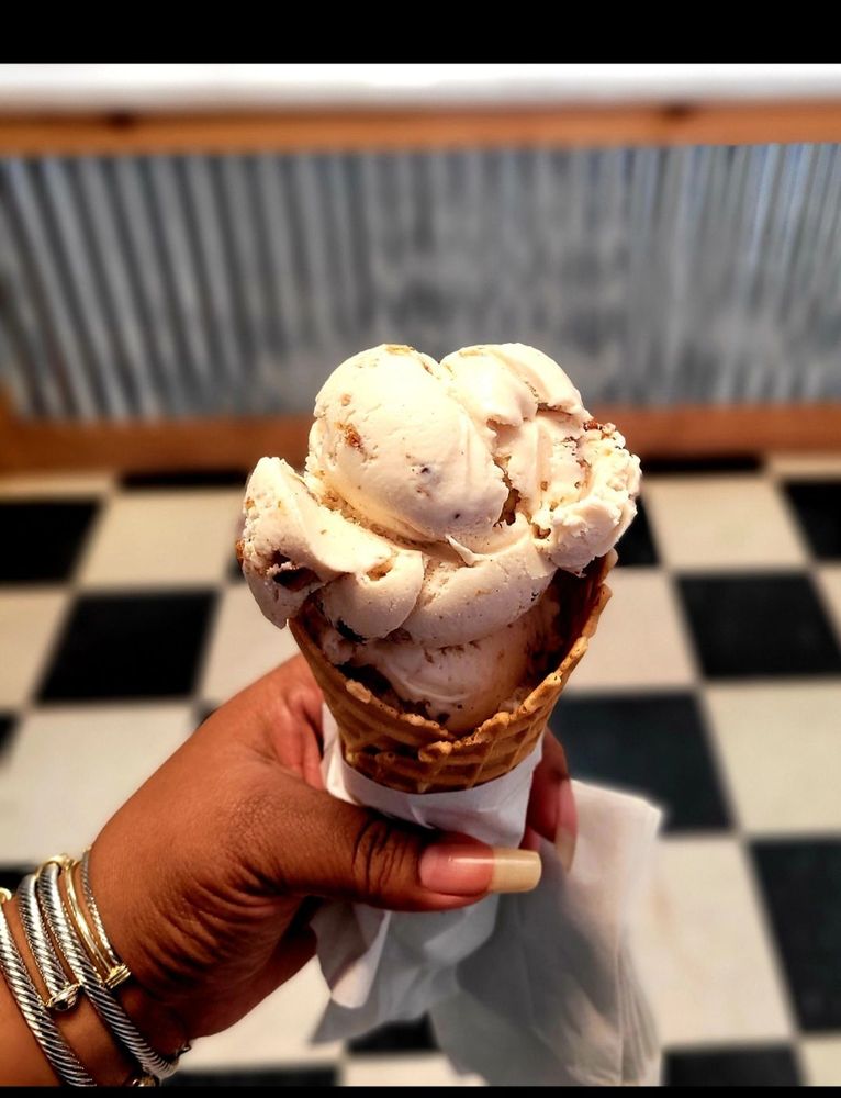 Mapleview's County Line Creamery Logo
