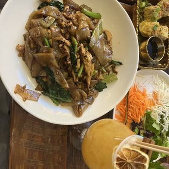 Sisters Thai - Pad See Ew - Thai Near Me - Alexandria, Virginia Sisters Thai - Pad See Ew - Thai Near Me - Alexandria, Virginia