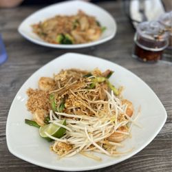 Kin Saep - Pad Thai with Shrimp