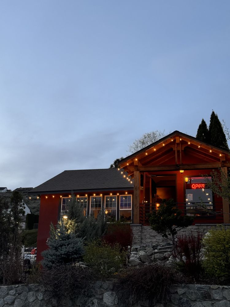 The Cove Wine & Games Logo