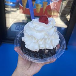 Cheesecake With Oreo chocolate fudge sundae