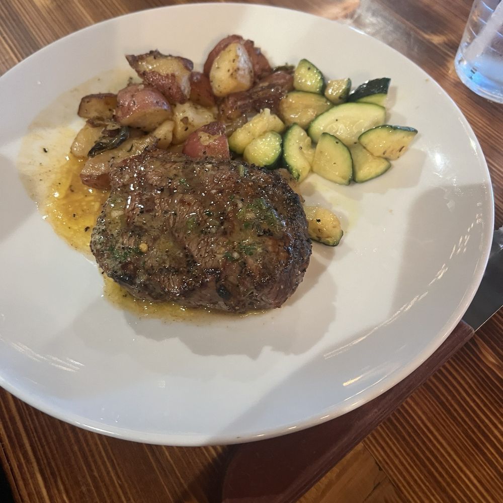 Savanna - Petite filet. Roasted potatoes and zucchini - Seafood Near Me - Gulf Shores, Alabama Savanna - Petite filet. Roasted potatoes and zucchini - Seafood Near Me - Gulf Shores, Alabama