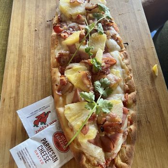 Kona Brewing - Flatbread Hawaiian style - Brewpubs Near Me - Honolulu, Hawaii