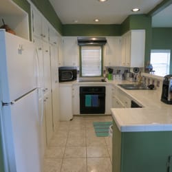 Helen's Hideaway - Modern kitchen with a full compliment of appliances to meet your every need.