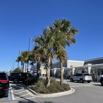 Walmart - A view of the outside from the parking lot of this busy WalMart - Grocery Near Me - Saint Johns, Florida
