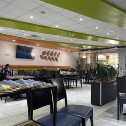 What The Pho - Dining area