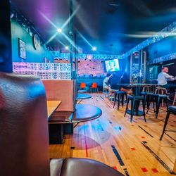 Da Bubs - Inside, funky rounded bench seats in the booths, and a cool mural at the back