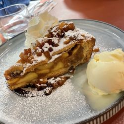 Vlaminck'14 - Home made apple pie and chocolate (made by the restaurant from cocoa beans)