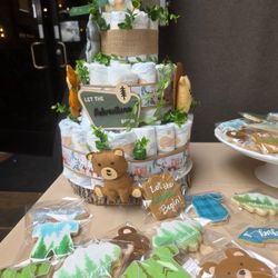 BakedBylehxx - Diaper cake to match edible cake