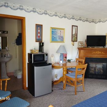 Moraine Motel - Room 8
Every room has a microwave, mini fridge, Kuerig coffee, fireplace, TV, AC - Hotels Near Me - Neillsville, Wisconsin Moraine Motel - Room 8
Every room has a microwave, mini fridge, Kuerig coffee, fireplace, TV, AC - Hotels Near Me - Neillsville, Wisconsin