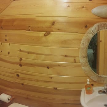 Holo Holo In - Clean bathrooms with good towels and hot showers. - Hostels Near Me Holo Holo In - Clean bathrooms with good towels and hot showers. - Hostels Near Me