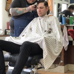 Oak Barbershop - Gus at work