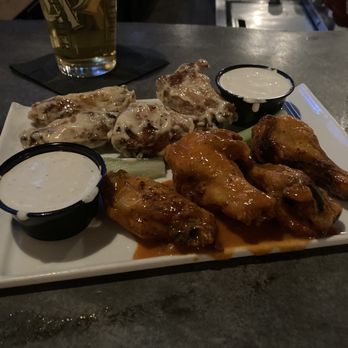 Grainsley's Kitchen + Drinks - Buffalo and Garlic Parm Wings - Cocktail Bars Near Me - Warwick, Rhode Island
