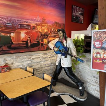 Garibaldi's Italian Eatery - Rock atmosphere - Pizza Near Me - Arlington Heights, Illinois