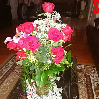Alexa's Flowers - Gorgeous roses in a glass vase. - Florists Near Me - Arcadia, California