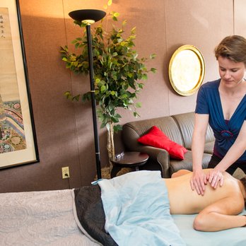 Allium Massage - Freeing up tension around the shoulder blades - Massage Therapy Near Me Allium Massage - Freeing up tension around the shoulder blades - Massage Therapy Near Me