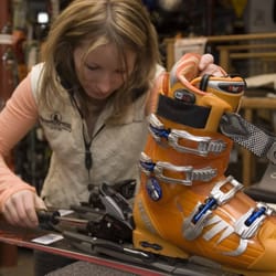 Bootdoctors - Kelli sets up skis