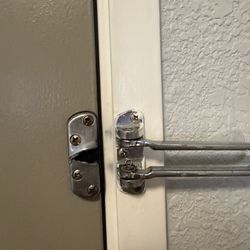 Quality Inn & Suites - Broken dead bolt