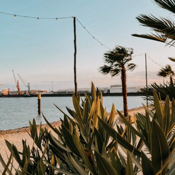 Lankenauer Höft - Blick auf die Weser, mit Industrie-Charme - Beach Bars Near Me - Bremen, HB Lankenauer Höft - Blick auf die Weser, mit Industrie-Charme - Beach Bars Near Me - Bremen, HB