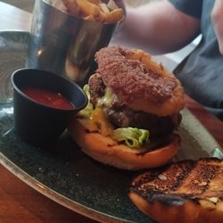 Harte's Bar & Grill - Burger