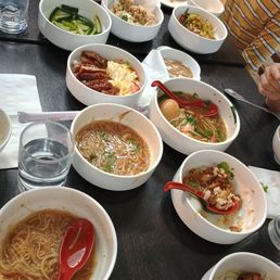 Vermicelli noodles, braised pork with rice, deep fried intestine, pickled cucumber, popcorn chicken, etc. Vermicelli noodles, braised pork with rice, deep fried intestine, pickled cucumber, popcorn chicken, etc.