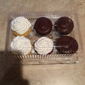 Buccilli's Pizza & Cakes - Lemon, red velvet and chocolate cupcakes so moist and full of flavor! - Pizza Near Me - Almont, Michigan Buccilli's Pizza & Cakes - Lemon, red velvet and chocolate cupcakes so moist and full of flavor! - Pizza Near Me - Almont, Michigan