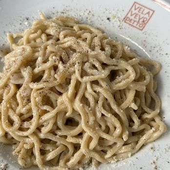 Velavevodetto a Milano - Tonnarelli pasta with Pecorino cheese and black pepper for €15 - Italian Near Me - Milan, Michigan Velavevodetto a Milano - Tonnarelli pasta with Pecorino cheese and black pepper for €15 - Italian Near Me - Milan, Michigan