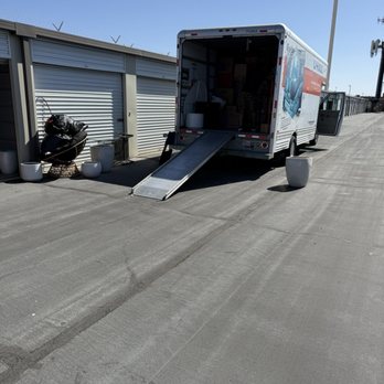 Transportation Movers - Unloading the truck into storage - Movers Near Me Transportation Movers - Unloading the truck into storage - Movers Near Me