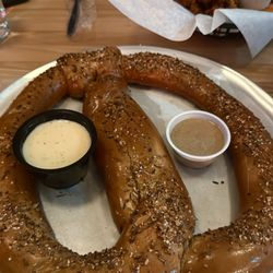 Forest & Main - Pretzel