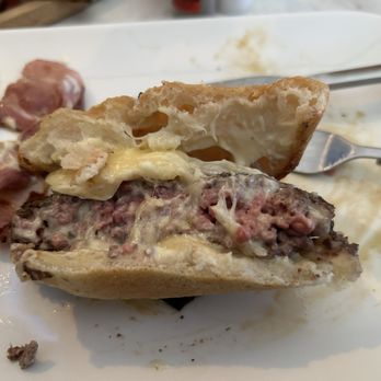 Le Jardin - Burger cut in half, very rare - French Near Me - Hyères, 83 Le Jardin - Burger cut in half, very rare - French Near Me - Hyères, 83