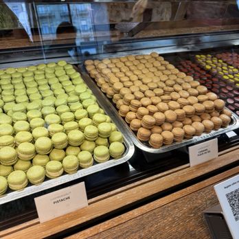 Sprüngli - Chocolatiers & Shops Near Me - Zürich, ZH Sprüngli - Chocolatiers & Shops Near Me - Zürich, ZH