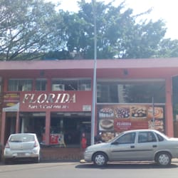 Flórida Pães & Gastronomia - Fachada da padaria. A portinha pequena a esquerda da acesso ao self-service