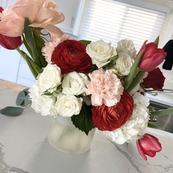 Cerritos Florist - Pretty flowers came with a vase - Florists Near Me - Cerritos, California Cerritos Florist - Pretty flowers came with a vase - Florists Near Me - Cerritos, California