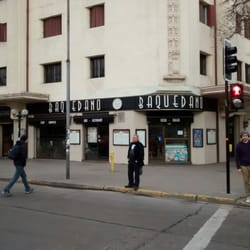 En toda la esquina de Plaza Baquedano queda este lugar. Al paso, muy rico y muy conveniente.