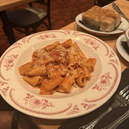 Rigatoni Bolognese, Focaccia - Side
