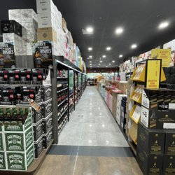 USA Wine Traders Club of Newton - Beautiful Store Displays