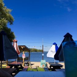 Pettit's Lakeview Campground - Bar patio and beach with band area.