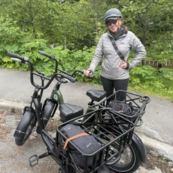 Kings E-Bike Rentals - Locks and baskets with bungees are provided