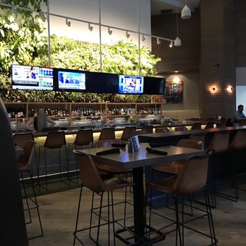 Moxies Toronto Downtown Restaurant - Lounges Near Me - Toronto, Ontario