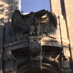 Amtsgericht Gladbeck - Der Adler über dem Eingang scheint sehr aggressiv zu sein.  The eagle above the entrance seems to be very aggressive and ready to fight.