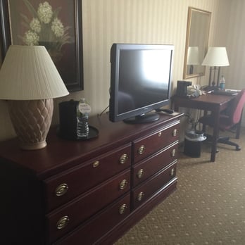 Inn at Middletown - Dresser and work area - Hotels Near Me - Middletown, Connecticut Inn at Middletown - Dresser and work area - Hotels Near Me - Middletown, Connecticut