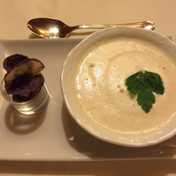 Hotel Knoblauch - Petersilienwurzelsuppe mit selbstgemachten Chips! - Hotels Near Me - Friedrichshafen, BW
