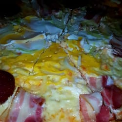 Hägge's Kök & Bar - Äggetsdag, sugen på pizza, "Kanon" från hägges, smarrig lök, kryddig salami,rökig bacon samt klassikerna tomatsås & ost.