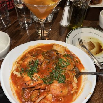 Enzo's Bistro and Bar - Fettuccine Mare - A seafood dish - Italian Near Me - La Quinta, California Enzo's Bistro and Bar - Fettuccine Mare - A seafood dish - Italian Near Me - La Quinta, California