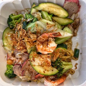 Da Tambayan Corner - Egg noodles with shrimp, veg, & char siu from Aloha Pho Maui - Food Trucks Near Me - Maui, Hawaii