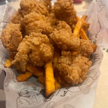 CRAFTY CRAB CLINTON - Shrimp basket with sweet potato fries - Seafood Near Me - Clinton, Maryland CRAFTY CRAB CLINTON - Shrimp basket with sweet potato fries - Seafood Near Me - Clinton, Maryland