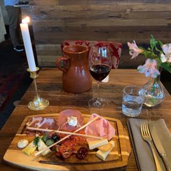 Limone - Some delicious starters and gorgeous Chianti red wine