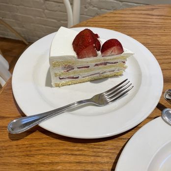 HARBS SoHo - Strawberry cream cake - Bakeries Near Me - New York, New York